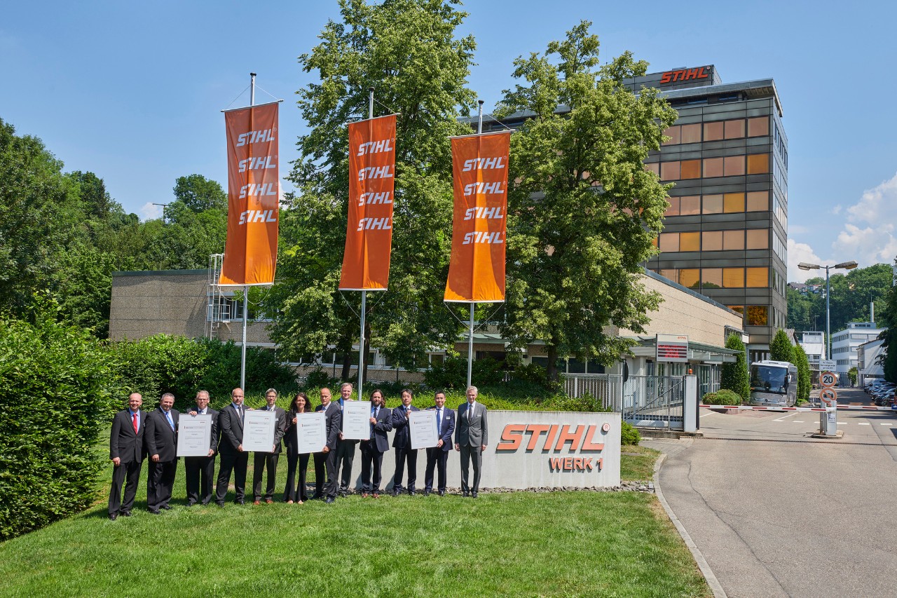 STIHL Executive Board Chairman Dr. Bertram Kandziora (right) with the 2017 Suppliers of the Year (from left to right) Mi-T-M Corporation, REINZ-Dichtungs-GmbH, WORKS Kiefner GmbH & Co. KG, ELRAD International d.o.o., Sony Corporation.