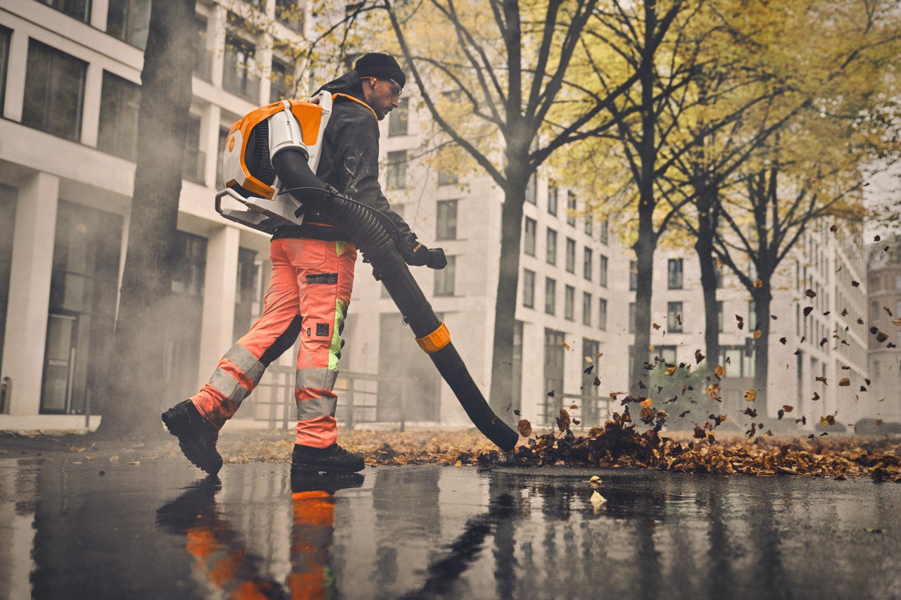The BRA 600 battery-powered backpack blower impresses with its extreme blowing force of up to 35 Newtons, quiet operation, and ergonomic design - ideal for noise-sensitive applications in municipalities, gardening and landscaping