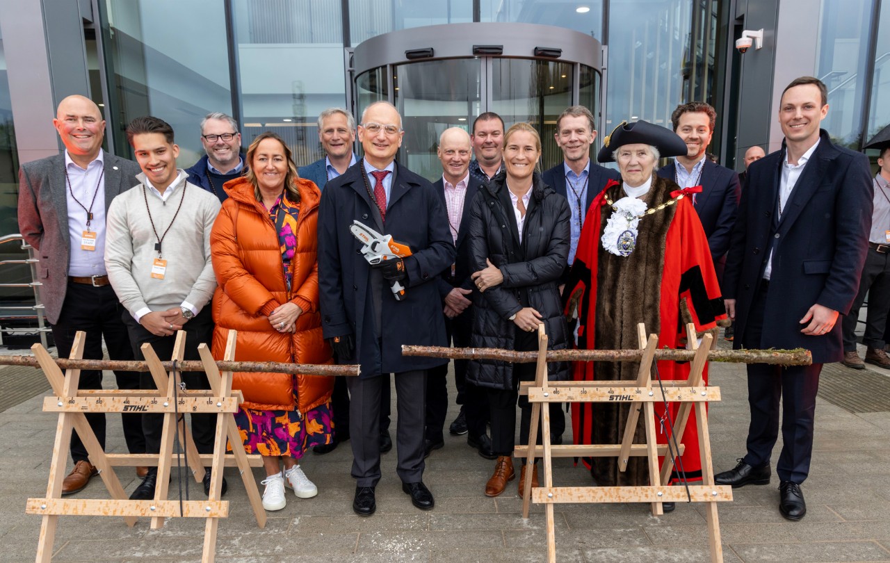 Dr. Nikolas Stihl, Chairman of the STIHL Advisory Board, opened the new headquarters of STIHL GB together with Sarah Gewert, Executive Board Member for Marketing & Sales, Kay Green (left), Managing Director of STIHL GB, and city council member Pat Tedder (right), Mayor of Surrey Heath.
