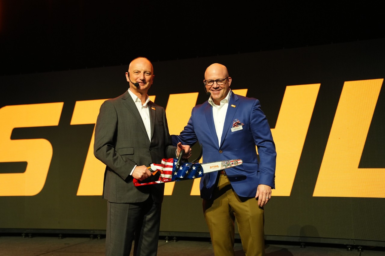 Dr. Nikolas Stihl and  Chris Keffer, Managing Director of STIHL  Inc. in the USA, present the 50th anniversary saw with the US  flag design. | Photo: STIHL